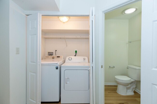 Building Photo - 3 Bed/2 Full,2 Half Bath Townhome in Marti...