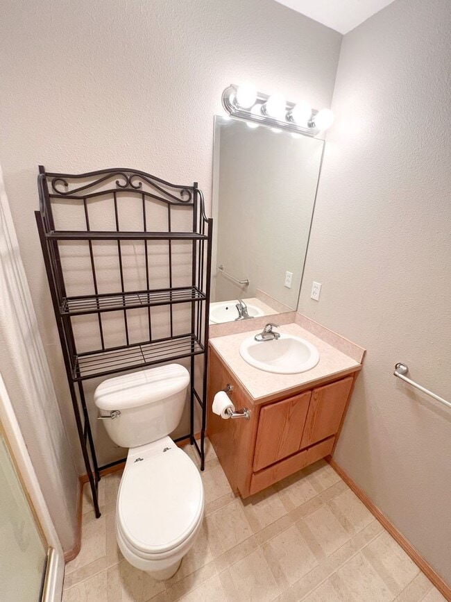 Building Photo - Three Bedroom, Two Bath House in Southview