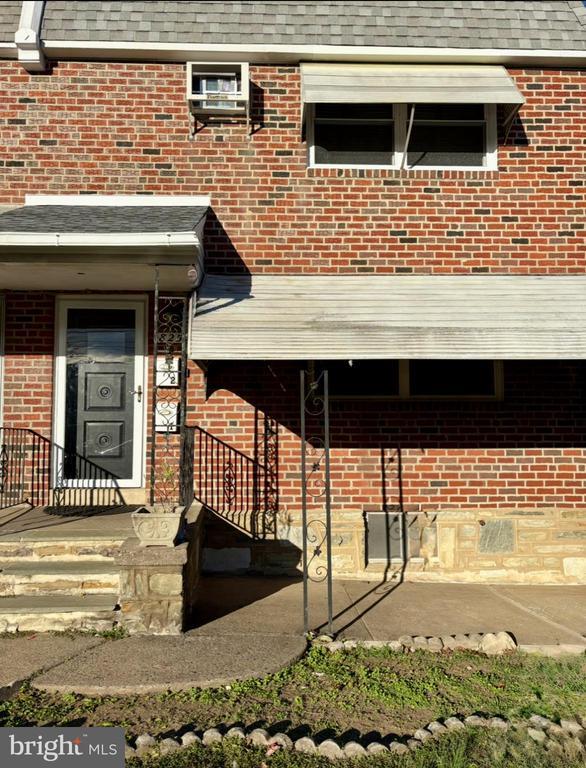 Building Photo - 825 Solly Ave