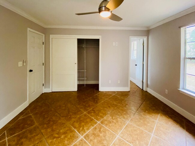 Building Photo - 427 Seacrest Dr