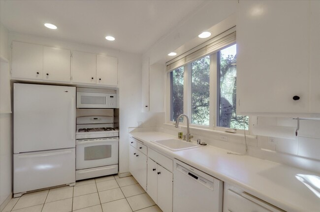 Building Photo - 1766 Woodhaven Way