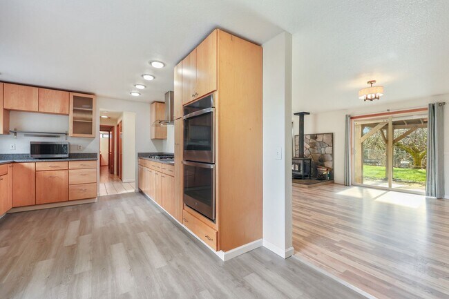 Building Photo - Move in ready, 3 bedroom rambler - Olympia School District