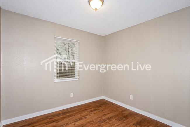 Building Photo - 837 Pitney Ln