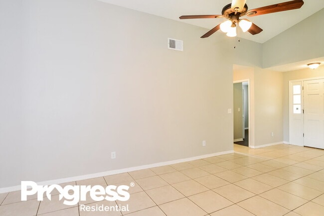 Building Photo - 215 River Chase Dr