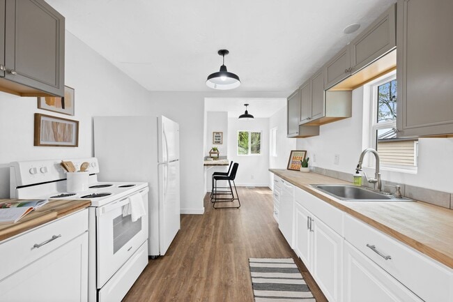 Building Photo - Dishman Area Home with Shop!