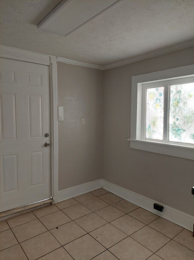 Building Photo - Cute Duplex Jordan/ Johnson area