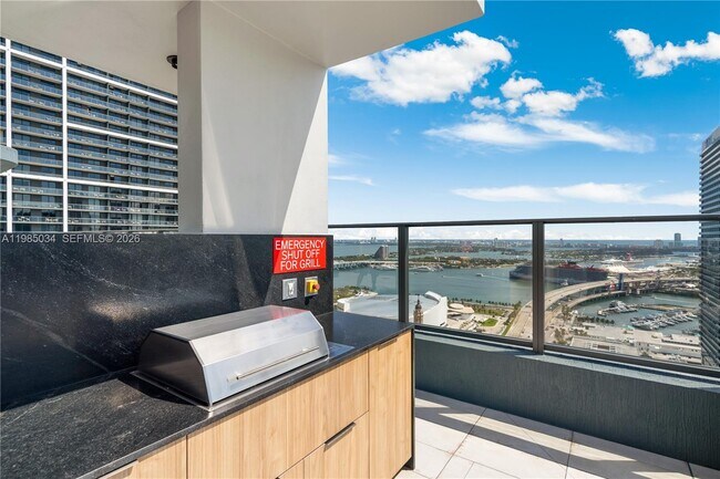 Building Photo - 121 NE 5th St