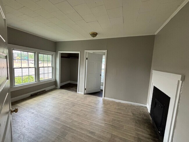 Building Photo - COMING SOON! Spacious 4-bedroom, 2-bathroom