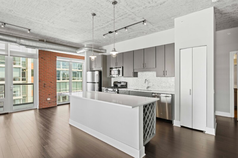 Building Photo - 877 S Clark St