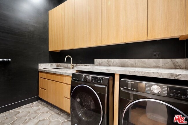 Building Photo - 4803 Lemona Ave