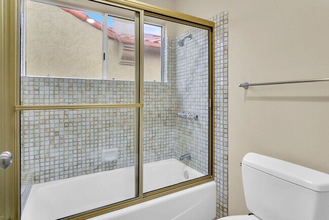 Building Photo - Beautiful 3 Bedroom/2.5 bath  detached hom...