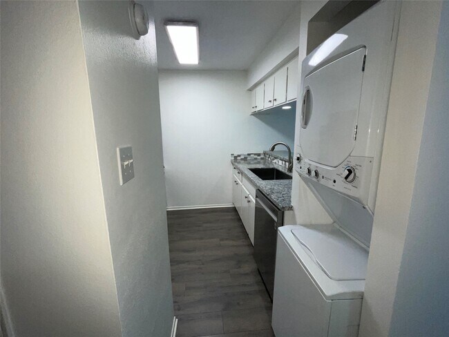 Building Photo - 1110 W Tri Oaks Ln