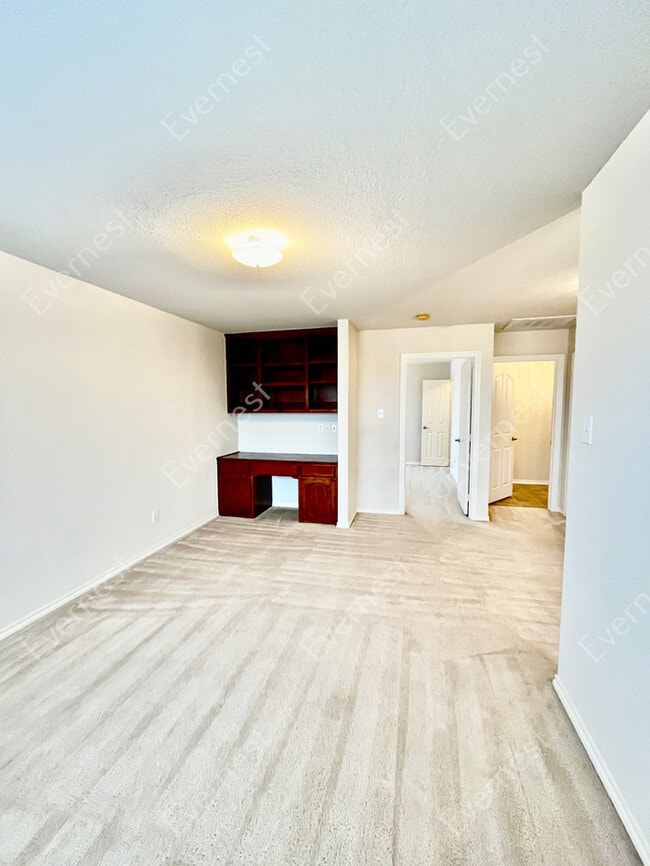 Building Photo - Spacious 3-Bedroom Home with Modern Kitche...