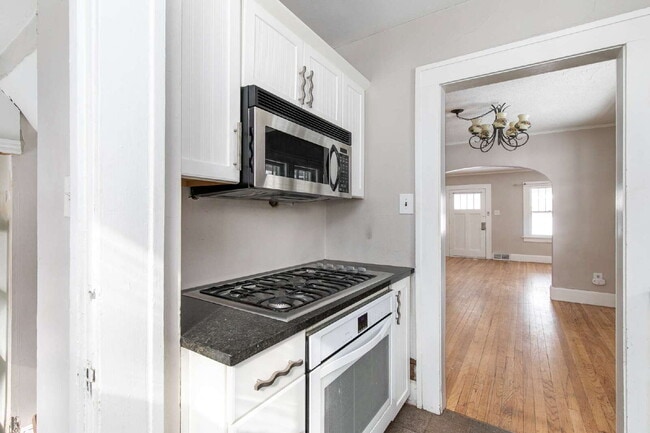 Building Photo - Charming 2-Bedroom Home minutes from everything!