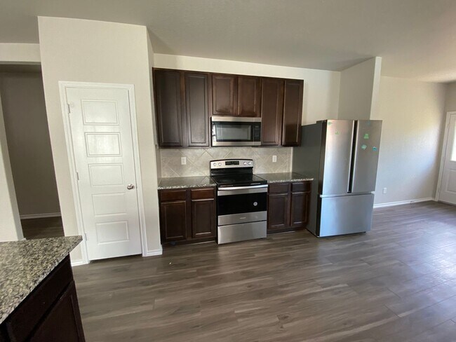 Building Photo - Spacious 4 Bedroom ~ Convenient to JBSA Ra...
