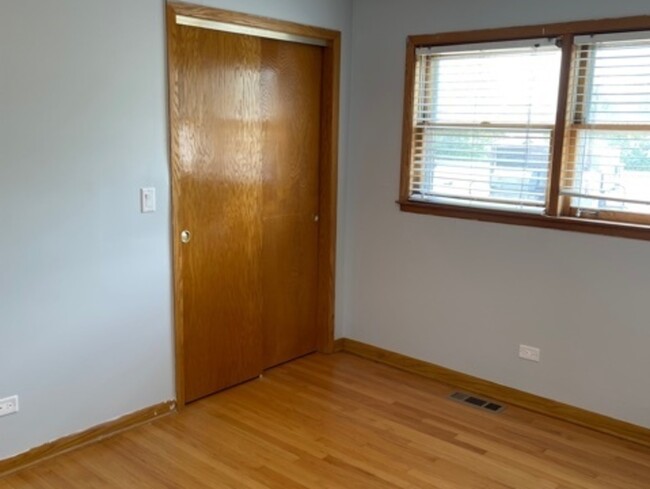 Building Photo - 4570 N Narragansett Ave