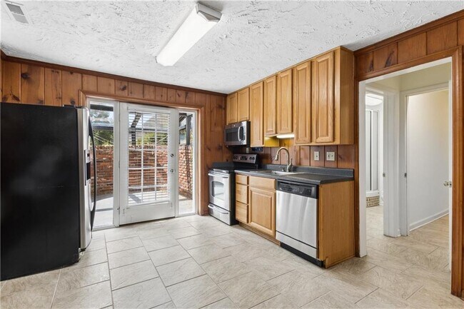 Building Photo - 800 Glenairy Dr NE