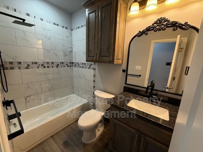 Building Photo - 910 Fuller Ave