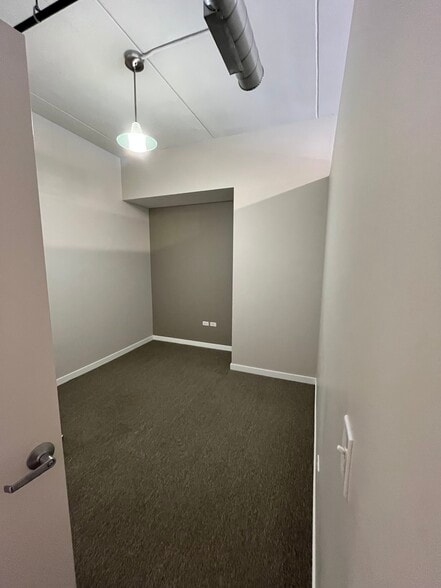 2nd bedroom - 170 N Northwest Hwy
