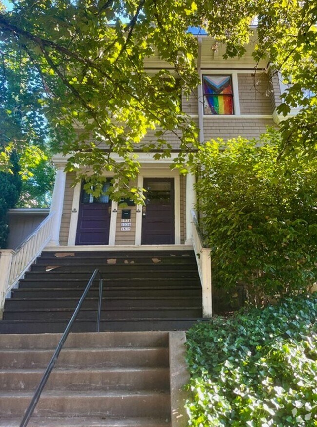 Building Photo - Huge Gorgeous 5 Bedroom 4 Bath Unit in SW ...