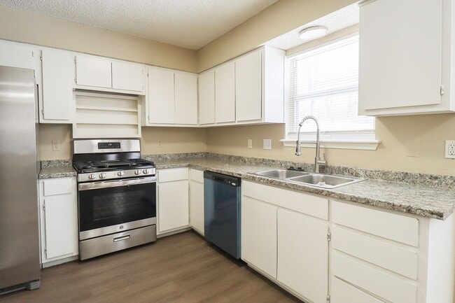 Building Photo - 3 Bed | 1 Bath in East Tulsa!