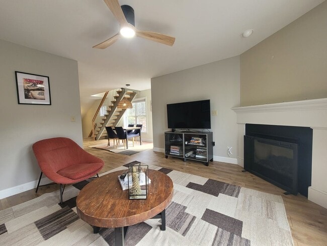 Building Photo - 6 month SUMMER SEASONAL on the River - $500 DISCOUNT!! - $2400/mo 2 bed 2 bath available now!