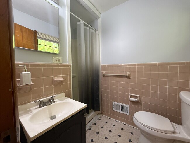 Building Photo - "Discover Comfort and Space: Charming 3-Bed, 2-Bath Home in Huntsville's Heart - 1808 Sq. Ft. of ...