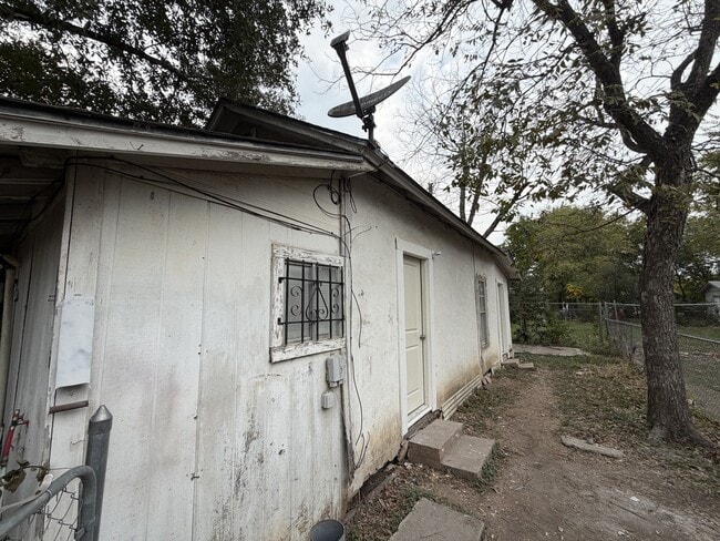 Building Photo - 1817 San Luis St