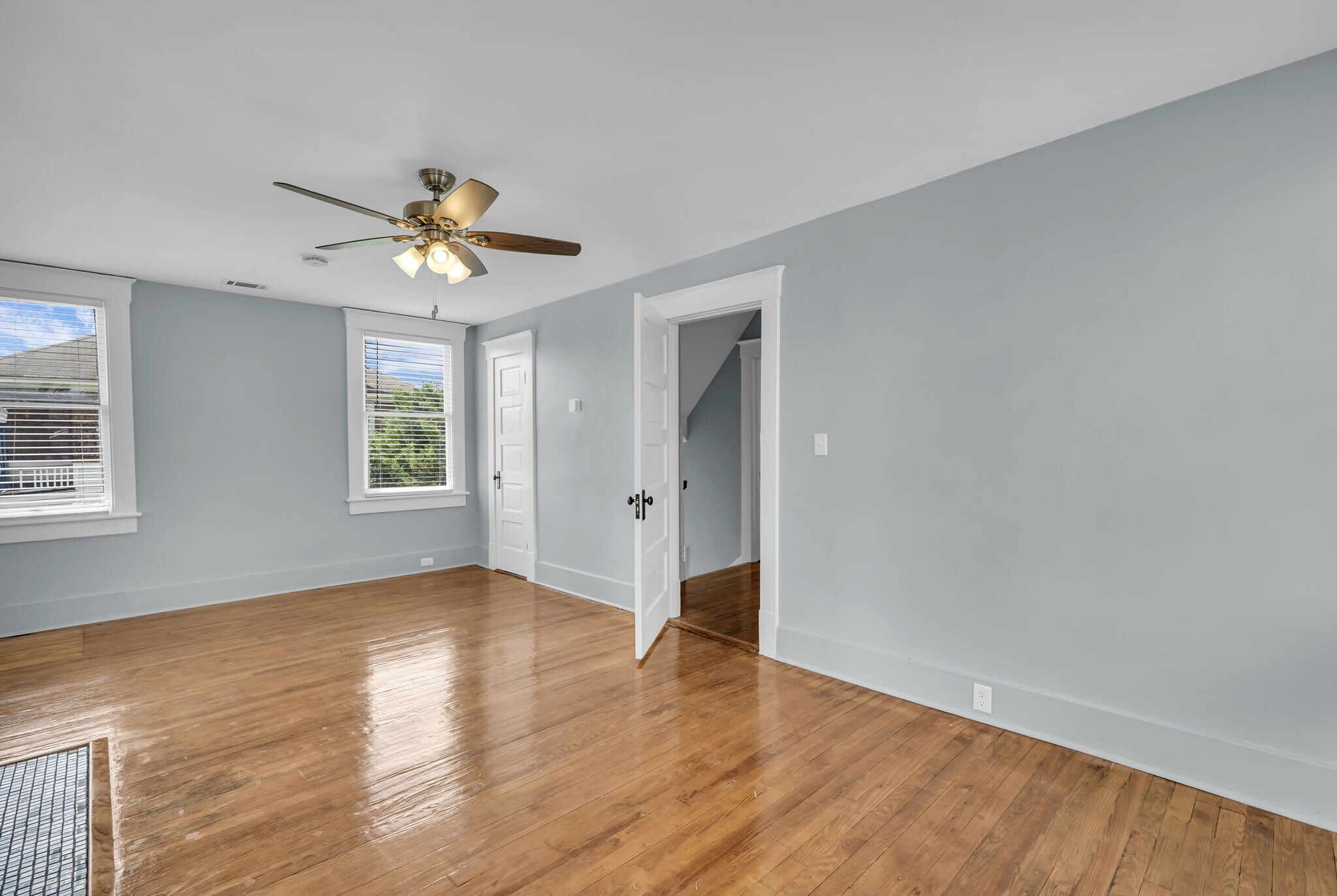 Main Bedroom with Closet - 537 E 40th St