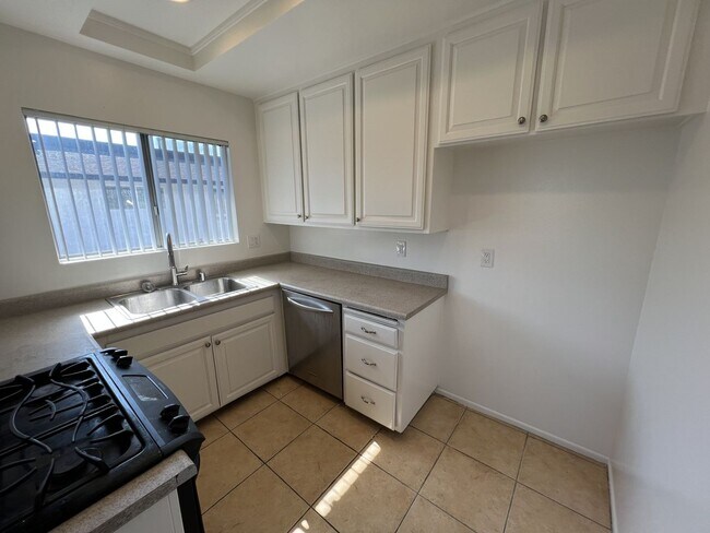 Building Photo - Delano