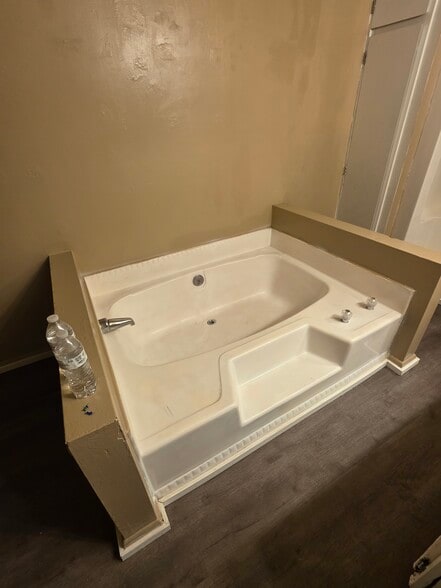 Large Garden tub - 552 5th Ave W