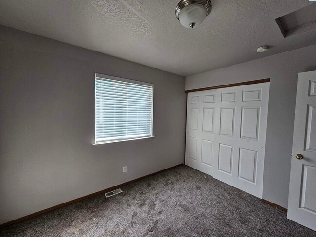 Building Photo - Fully Fenced Large Cul-De-Sac Lot