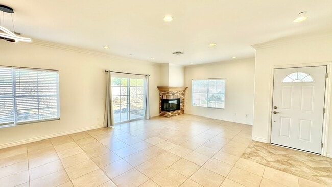 Building Photo - Great Single Story Home Minutes from Everything in Quiet cul-de-sac Street & Neighborhood Locatio...