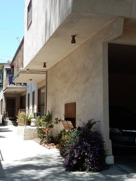 Building - 557 N Flores St