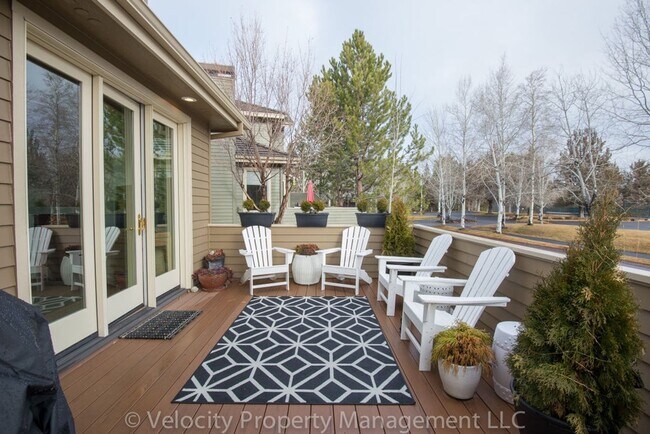 Building Photo - Beautiful Townhouse in Broken Top with Two...