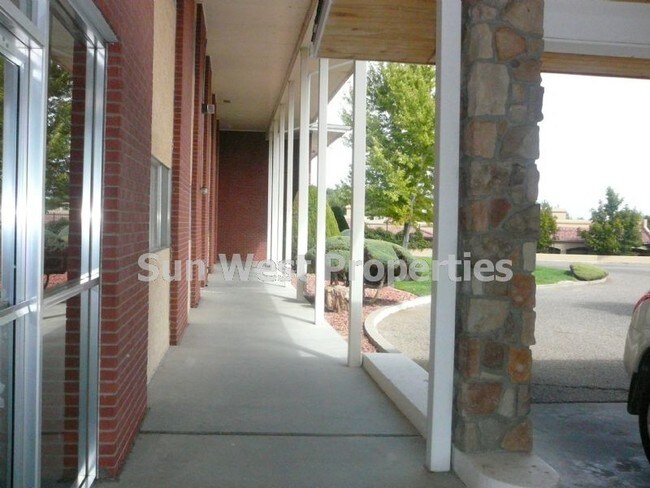 Building Photo - Gated Community!