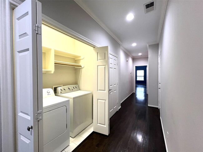 Building Photo - 6831 Staffordshire Blvd