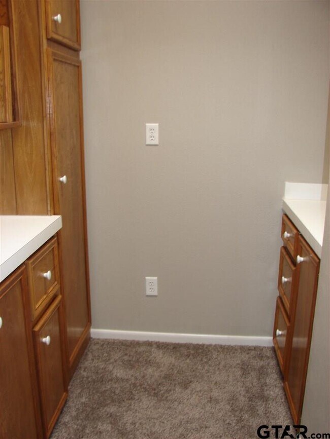 Building Photo - 423 Top Hill Dr