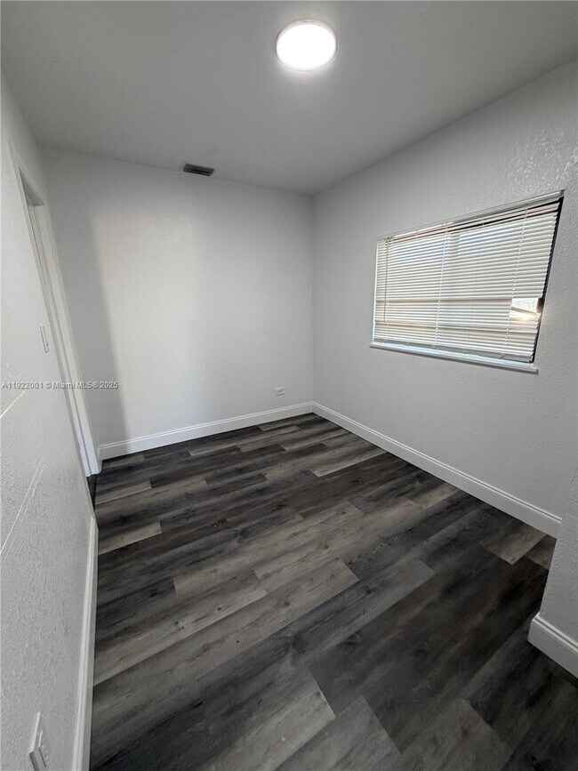 Building Photo - 1071 SW 11th Ct