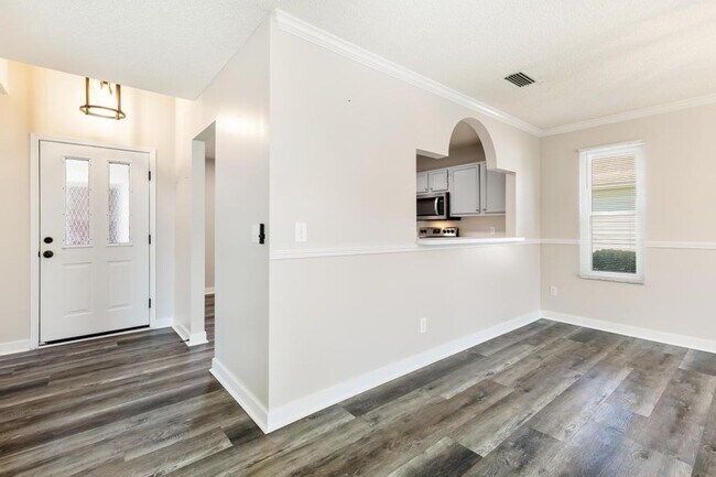 Building Photo - Charming Waterfront Home in Southside