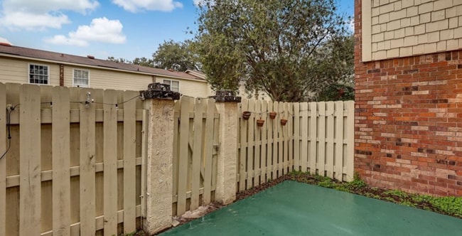 Building Photo - Charming Town Home Available August 12th.