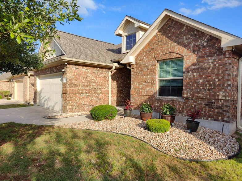 Building Photo - 528 S Brook Dr