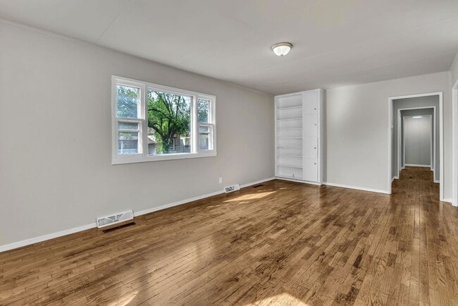 Building Photo - Renovated 4BR Home – Modern Finishes, Off-Street Parking