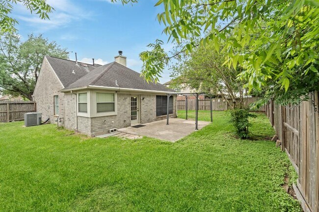 Building Photo - 3909 Greenwood Dr