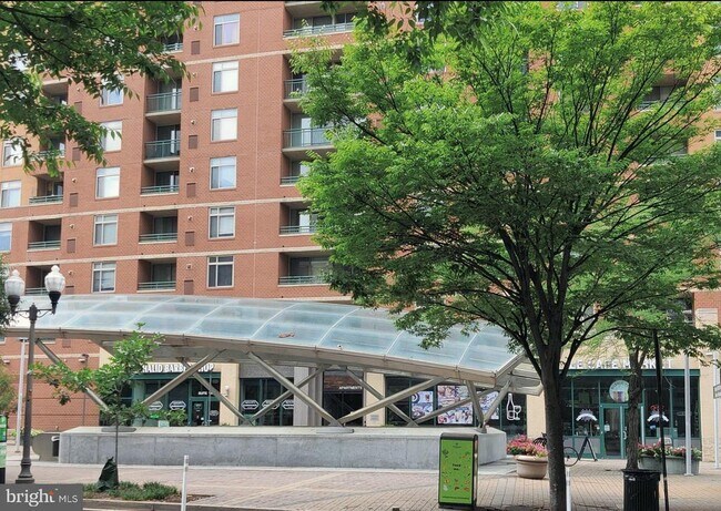 Building Photo - 901 N Monroe St