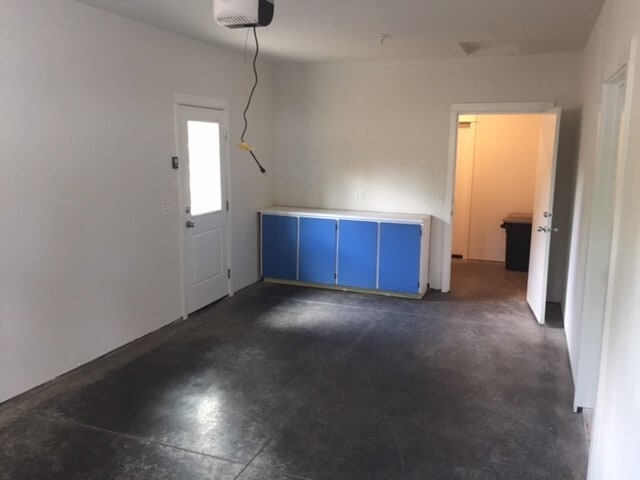 Building Photo - Light & Bright 2 Bed/2 Bath Mid-Town Cottage with Garage