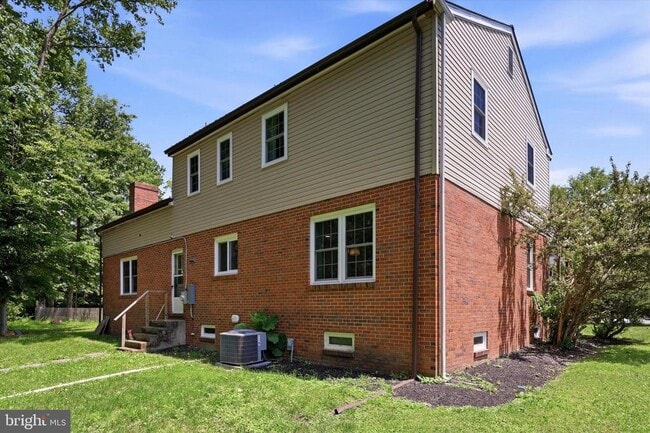 Building Photo - 6 Janice Dr