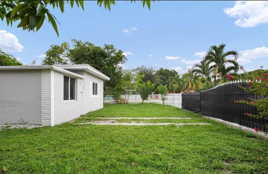 Building Photo - 251 NW 110th St