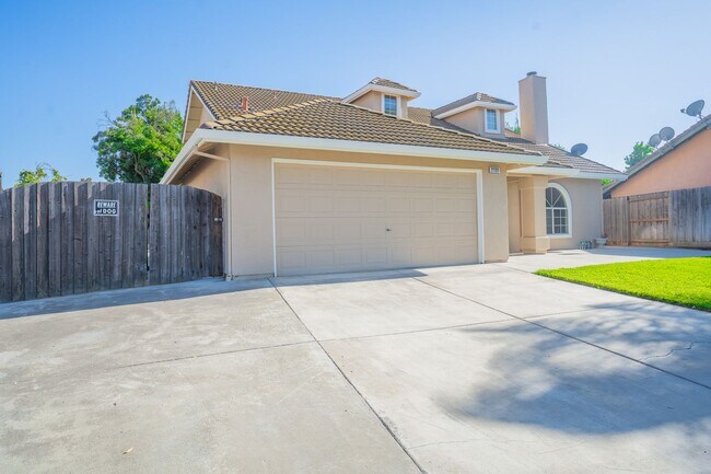 Building Photo - BEAUTIFUL 4 BEDROOM HOME WITH SWIMMING POOL!