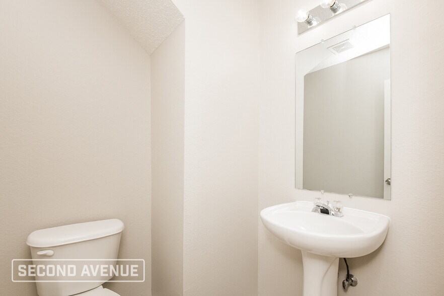 Building Photo - 4845 Waterford Dr